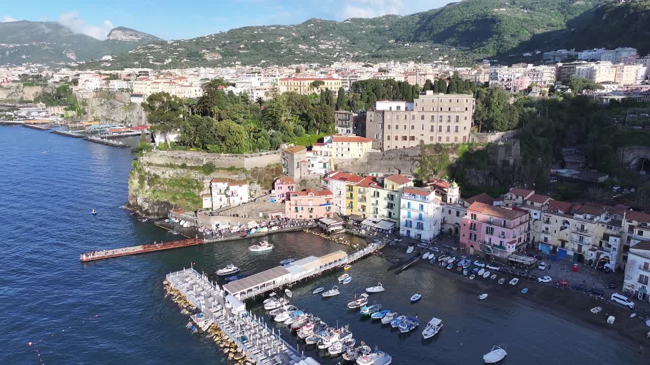 Costiera sorrentina a Sorrento, Napoli, Italia. Paesaggio sulla spiaggia. Scena con scogliere giganti. Costiera sorrentina a Napoli, Italia. Skyline della città medievale. Golfo di Napoli, Mar Mediterraneo. Skyline della Costiera Amalfitana