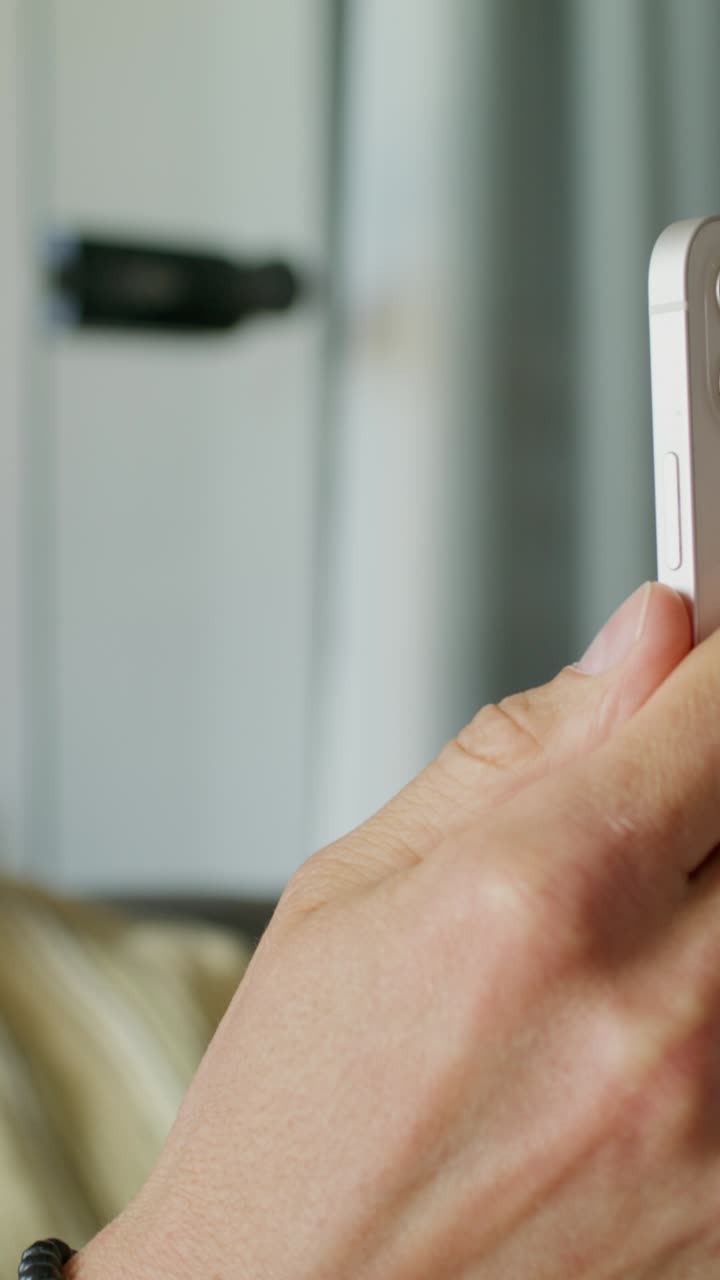 persona que utiliza un teléfono inteligente