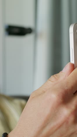 persona que utiliza un teléfono inteligente
