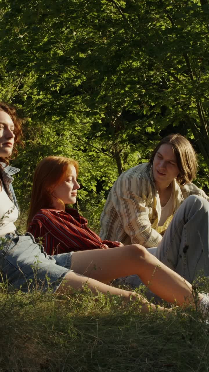 공원에서 휴식을 취하는 친구들