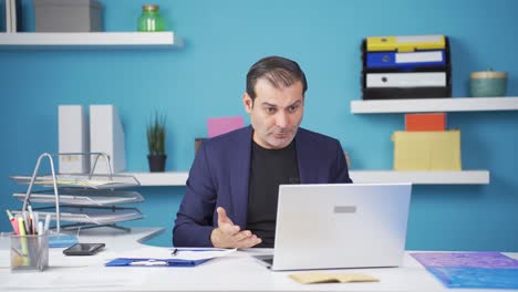 hombre de negocios nervioso y estresado en el escritorio.