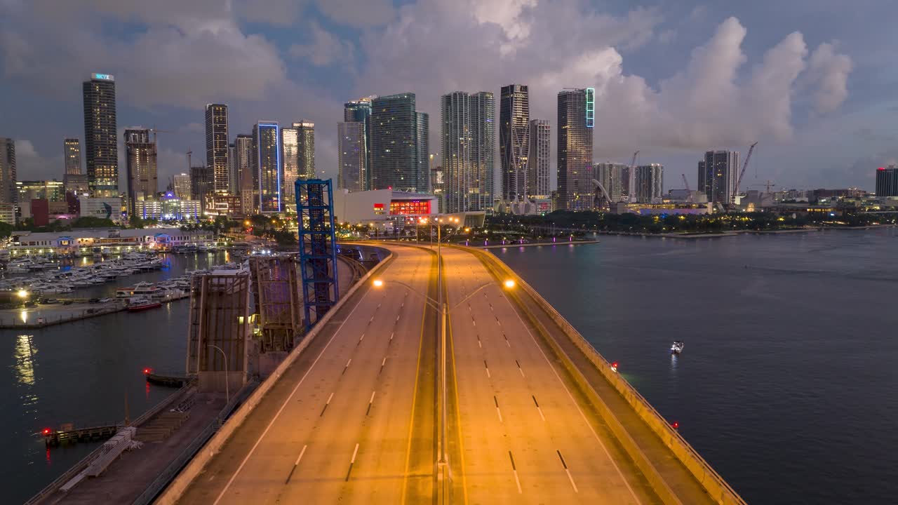 el puente de port miami al amanecer.