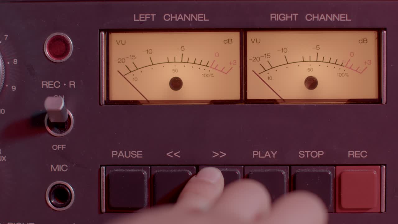 클로즈업 손가락 손은 컨트롤 버튼, 테이프 레코더, 이라이저 스크린을 니다.