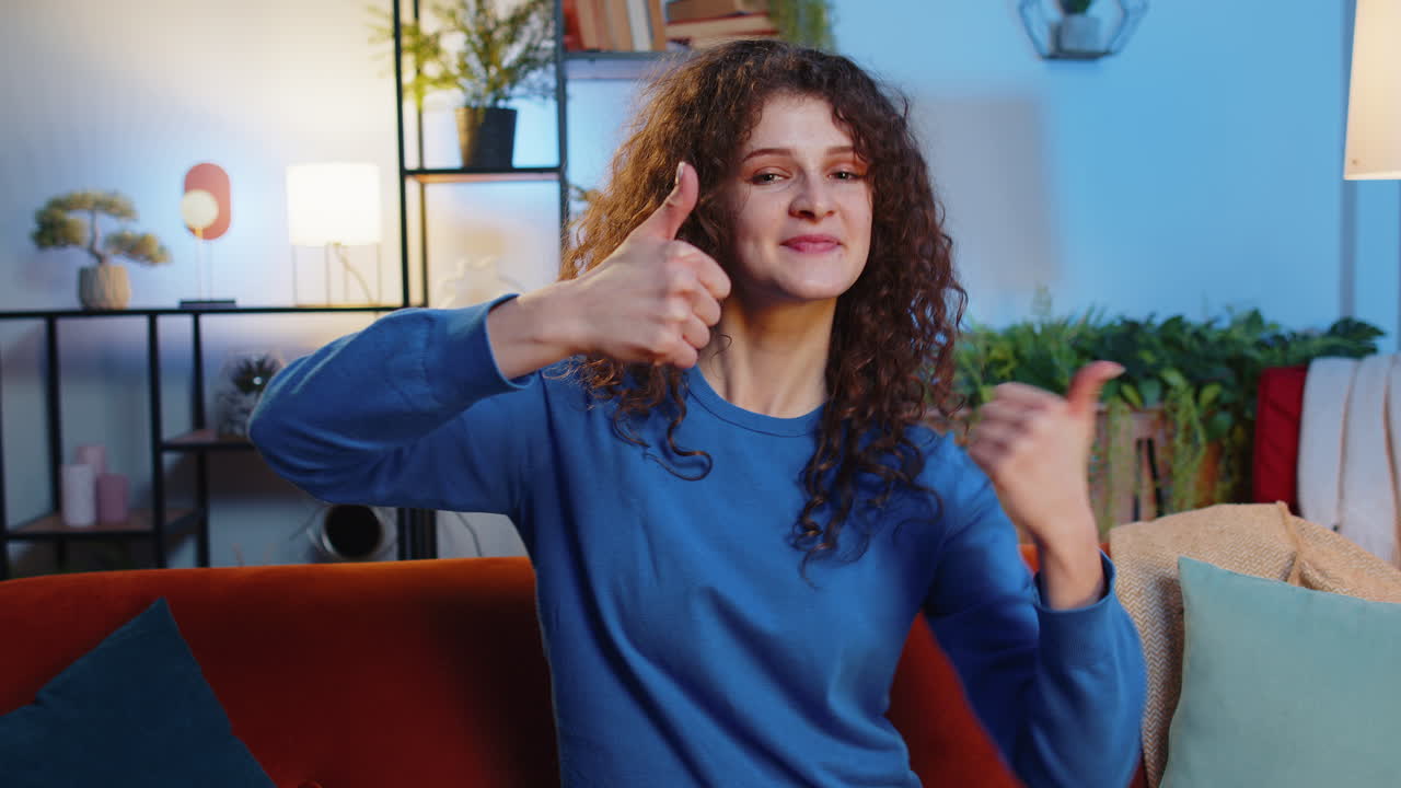 mujer feliz dando pulgares hacia arriba