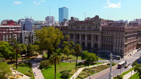 Vista-Aérea-Del-Carro-De-La-Corte-Suprema-De-Argentina,-Plaza-Lavalle-En-Un-Día-Soleado