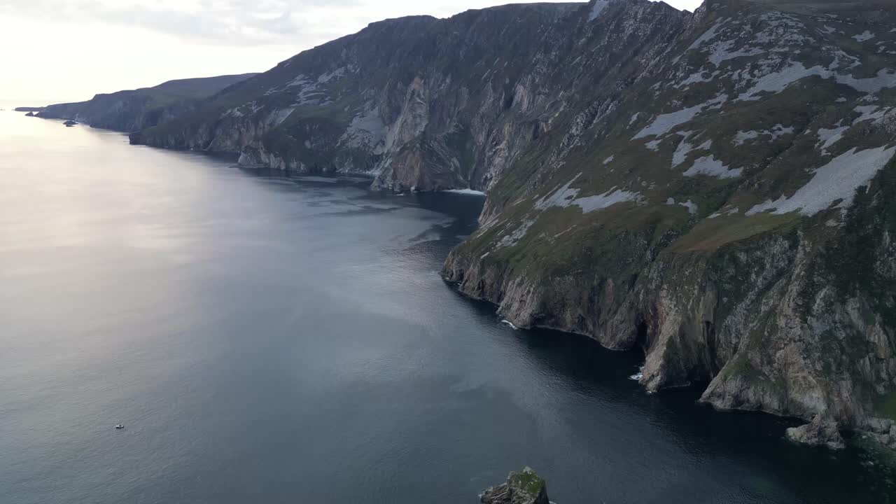 video de avión no tripulado revelando la liga de esclavos, irlanda al atardecer