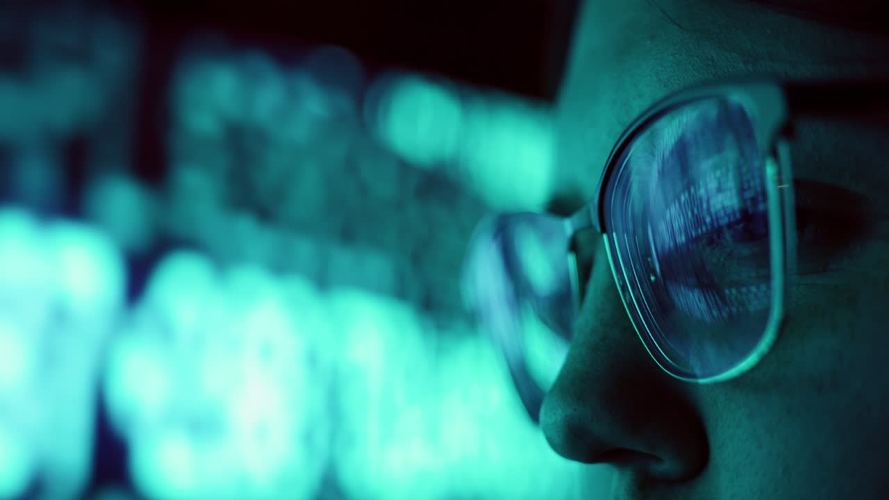 primer plano de mujeres adultas jóvenes que usan anteojos reflectantes que analizan los datos del código de seguridad cibernética trabajando de noche concentrando la pantalla de la computadora | hacker de virus financiero programador oscuro femenino crypto btc 4k