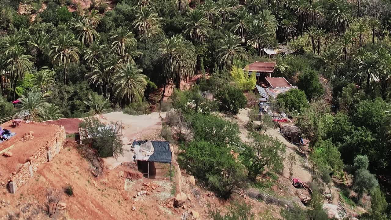 Vista aerea di un paesaggio roccioso e alberi verdi in Marocco.