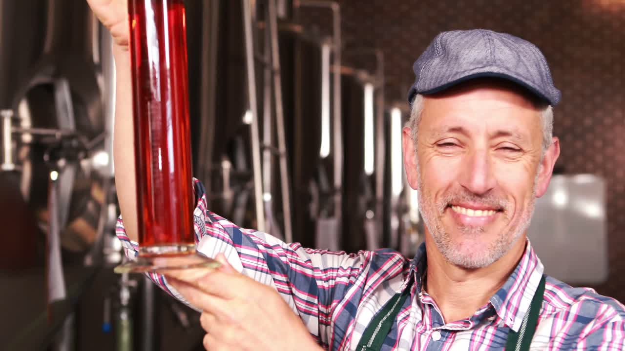 trabajador de la cervecería comprobando el producto