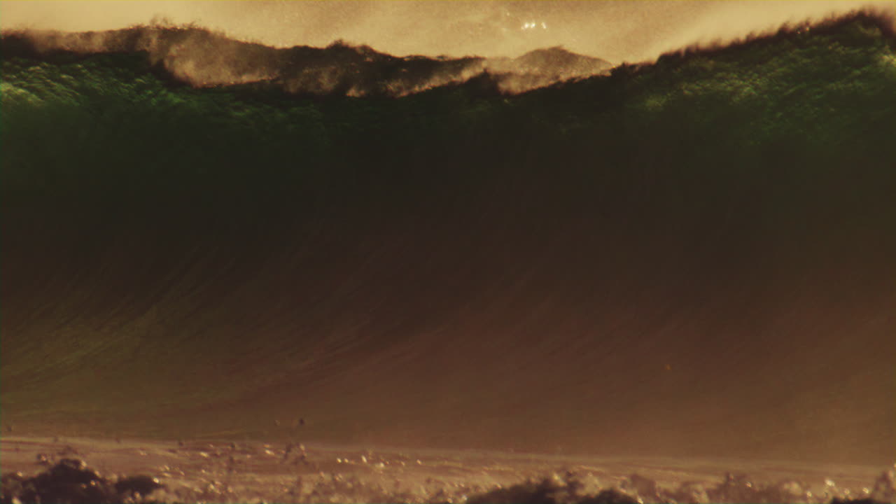 부드러운 이른 아침 빛은 파도를 가로질러 춤을 추고, 바다 바람이 바다의 분사 안개를 위로 끌어당기면서, 바물에 굴러 들어오는 듯 똑바로 니다.