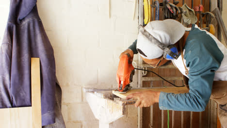 fabricante de tablas de surf utilizando una máquina en tabla de madera 4k