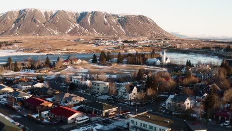 Isländische-Stadt-Selfoss-Mit-Berühmter-Kirche-Und-Fluss-Im-Hintergrund