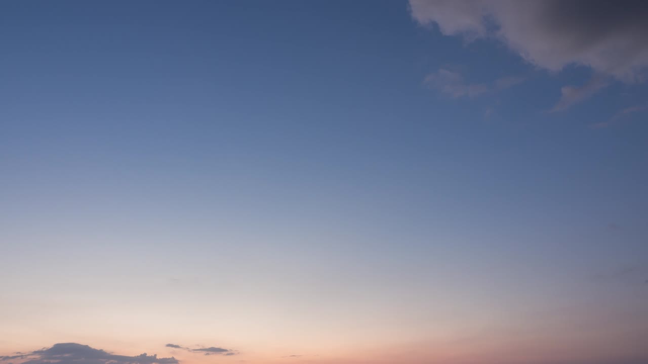 해가 지는 색, 파스텔 색, 하늘의 부드러운 파란색, 대기의 낮은 수준에서 움직이는 회색 구름, 수평에서 다채로운 빛, 저녁에 푸른 넓은 공간의 파노라마 뷰, 오존 층의 신선한 공기