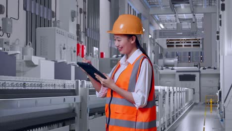 trabajador de la fábrica inspeccionando el equipo
