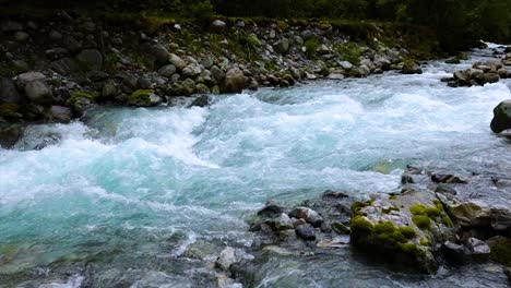 Agua-Del-Río-De-Montaña-Con-Primer-Plano-En-Cámara-Lenta