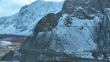 Drone-shot-of-empty-road-on-mountain-cliffs-in-Skardu,-Pakistan