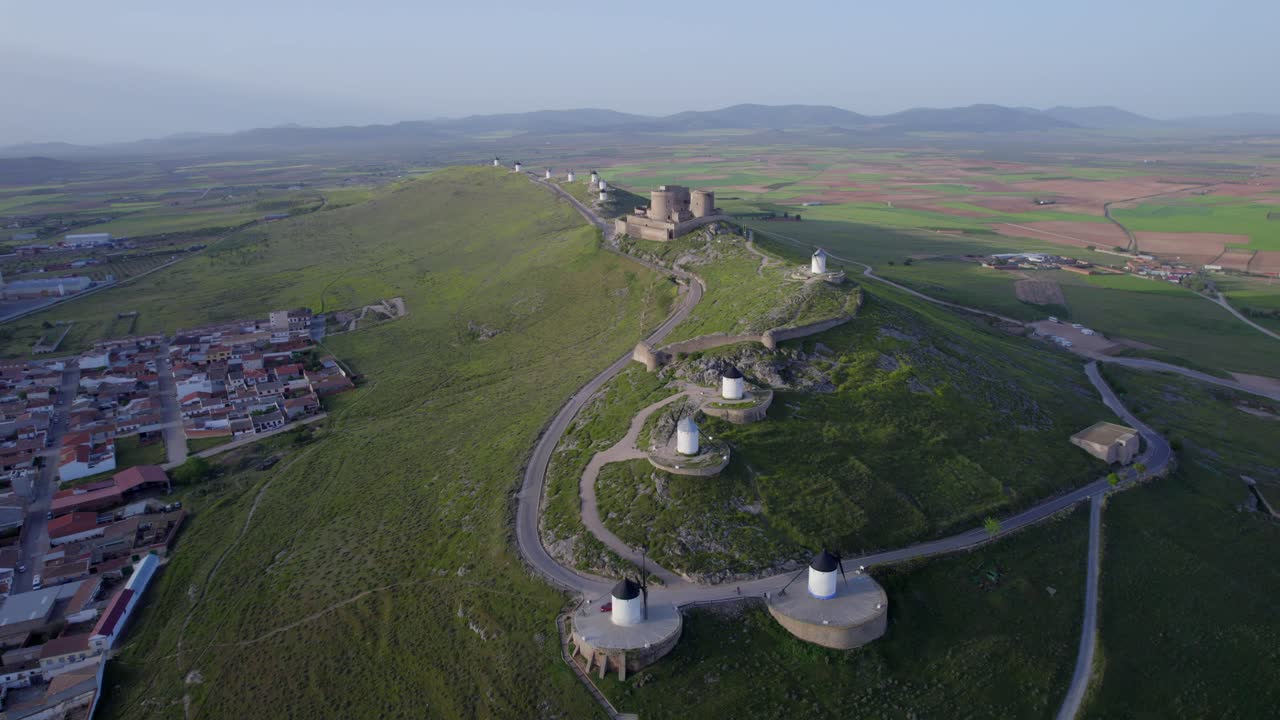 Consuegra'daki birçok değirmeniyle La Muela Kalesi
