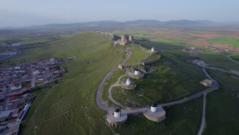 El-Castillo-De-La-Muela-Con-Muchos-Molinos-En-Consuegra