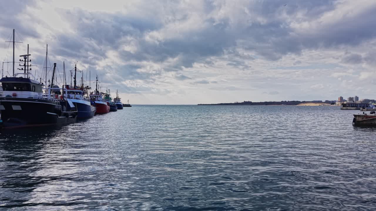 Vista del tramonto sul porto di Nesebar, Bulgaria, con molte barche