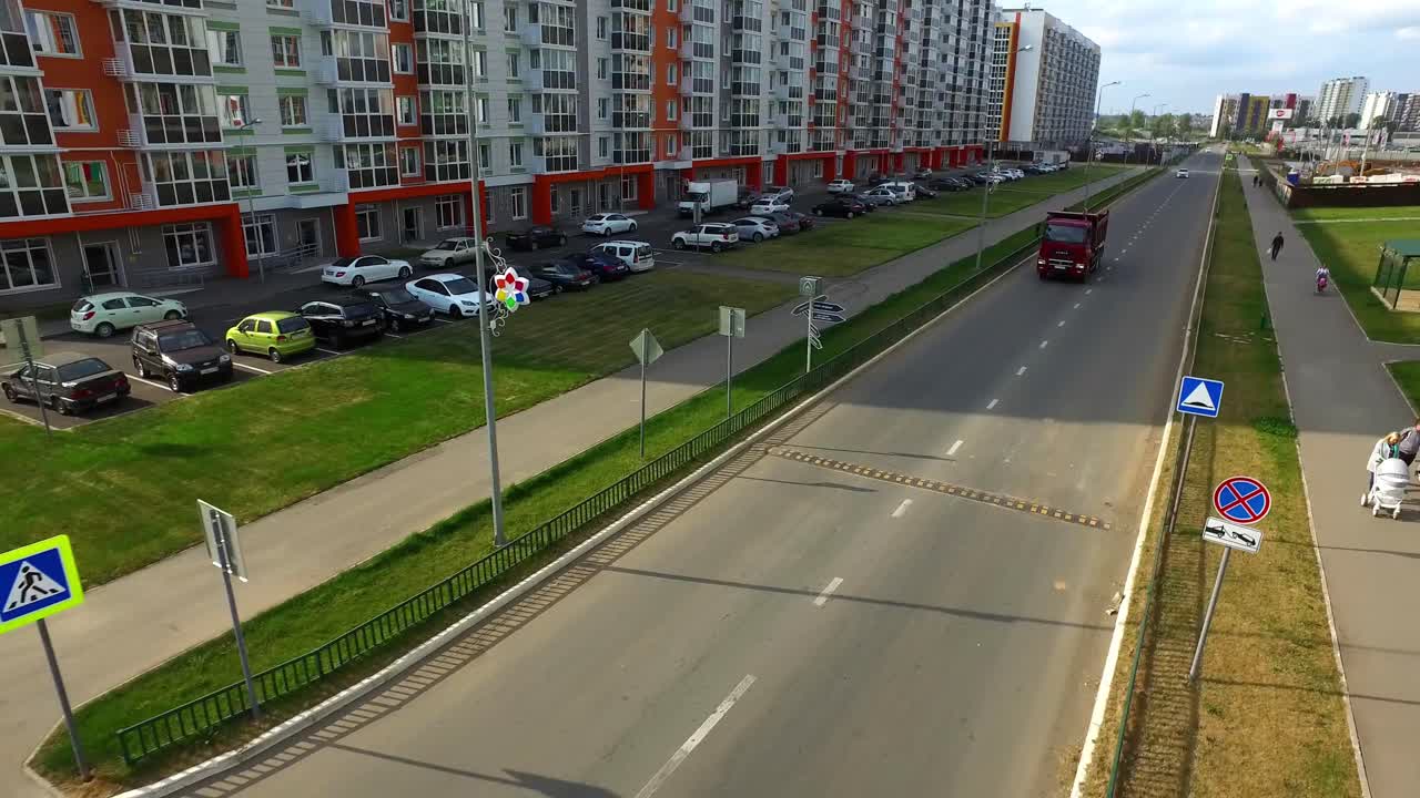 zona residencial con edificios de apartamentos y carretera