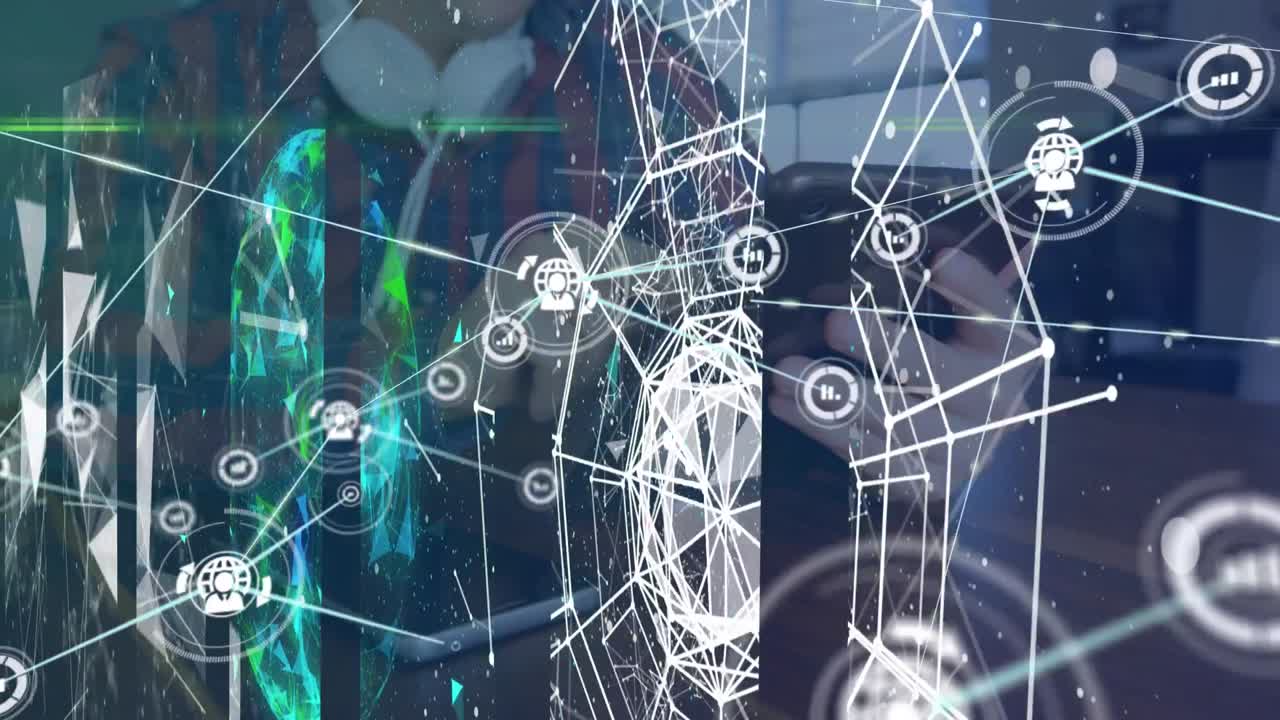 animación de procesamiento de datos financieros e iconos de medios sobre hombre caucásico usando un teléfono inteligente