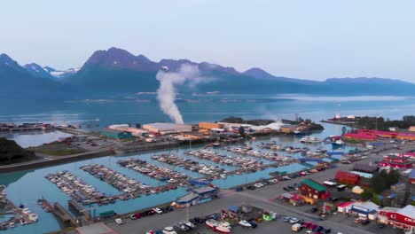 4K-Drohnenvideo-Des-Kommerziellen-Bootshafens-Von-Valdez-In-Valdez,-Alaska,-Während-Eines-Sonnigen-Sommertages