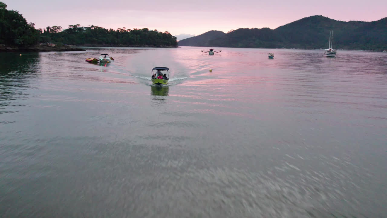 하루가 끝날 때 알아볼 수 없는 사람들로 가득 찬 보트와 쾌속정을 보여주는 고속 공중 촬영