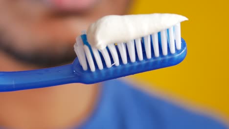 primer plano de un cepillo de dientes con pasta de dientes