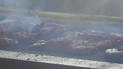 Fleisch-Wird-Auf-Einem-Großen-Grill-Mit-Rauch-Gekocht