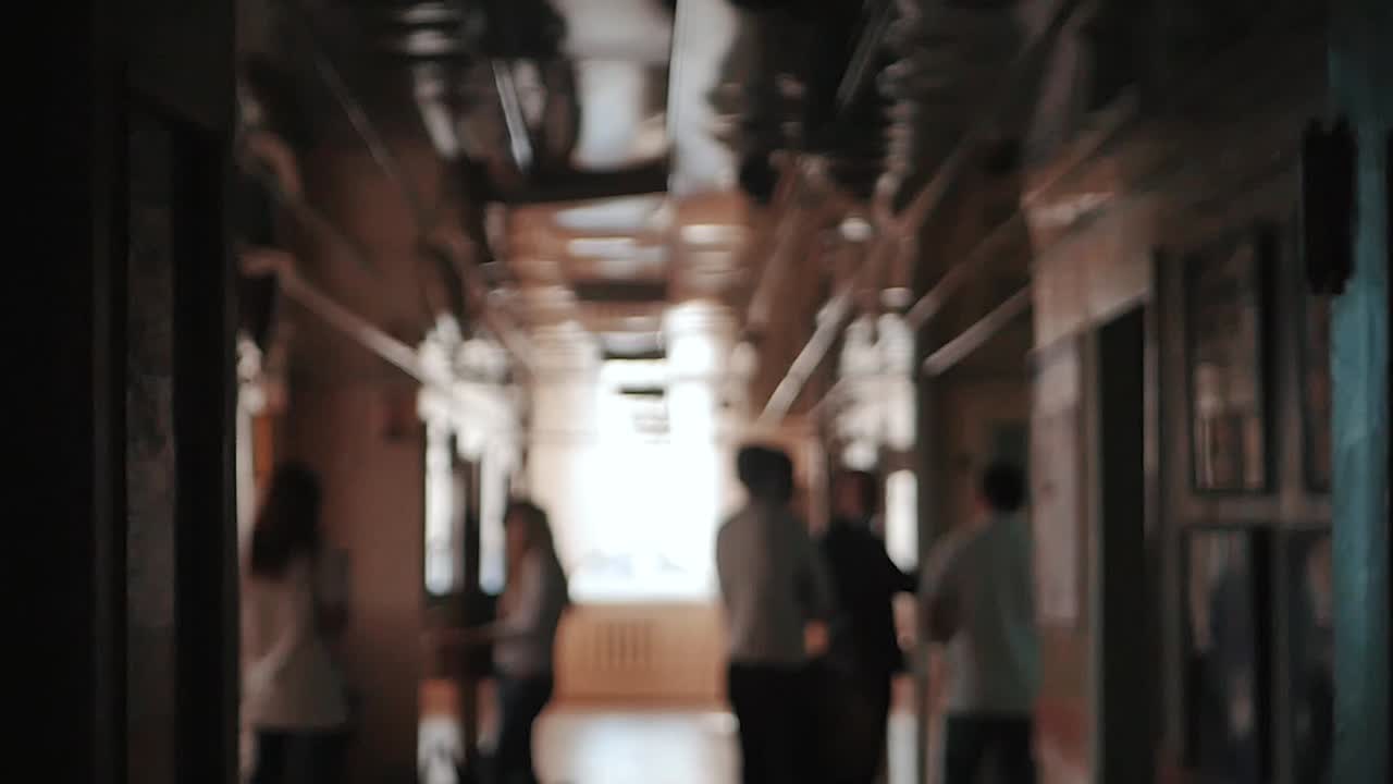 사람들로 가득 찬 흐릿한 복도