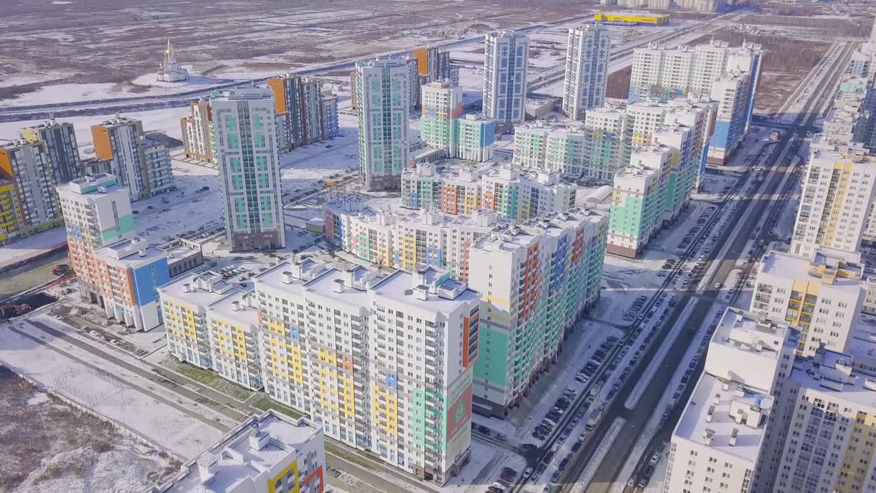 vista aérea de coloridos edificios residenciales en una ciudad nevada