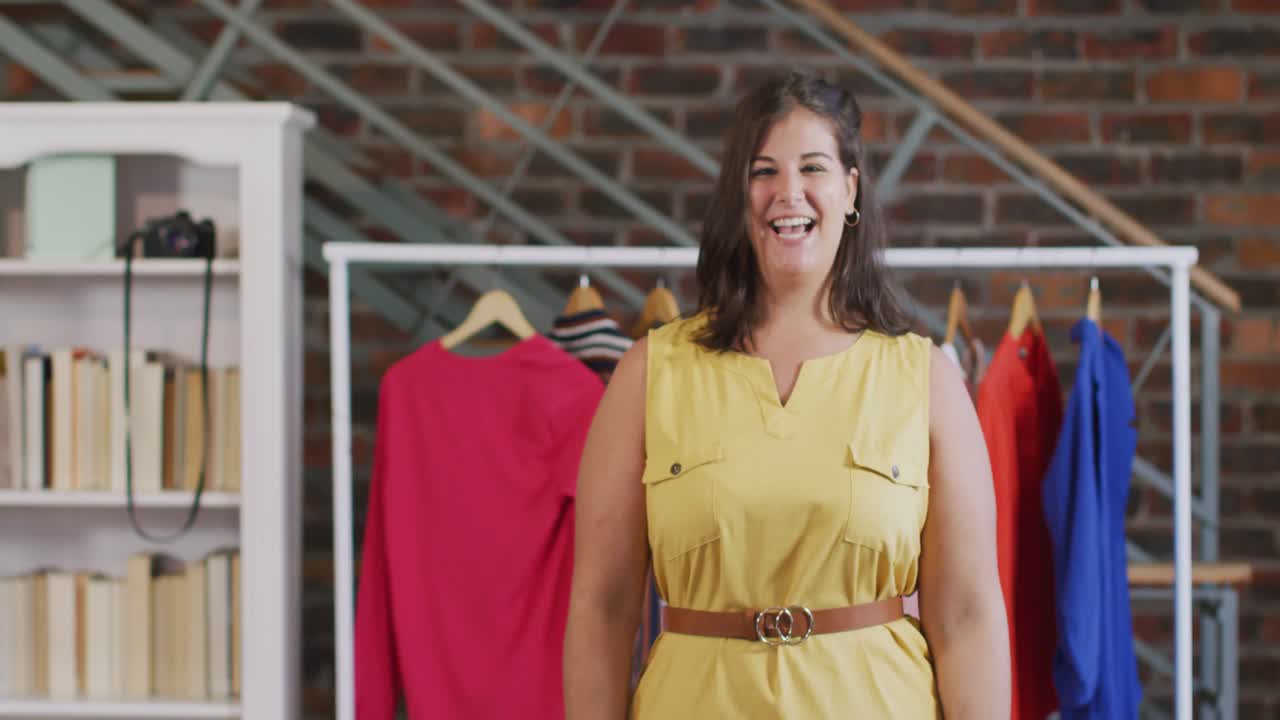 mujer vlogger caucásica haciendo un video de moda en casa