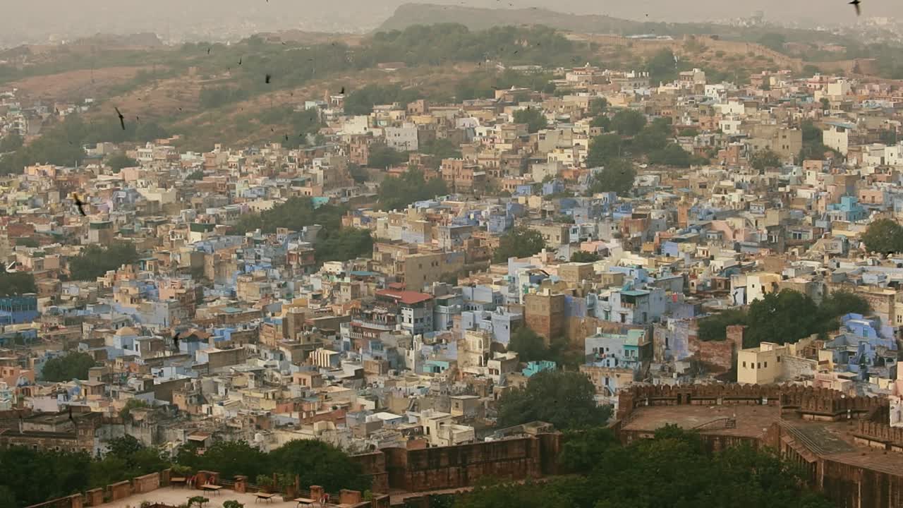 jodhpur (también ciudad azul) es la segunda ciudad más grande del estado indio de rajasthan y oficialmente la segunda ciudad metropolitana del estado.