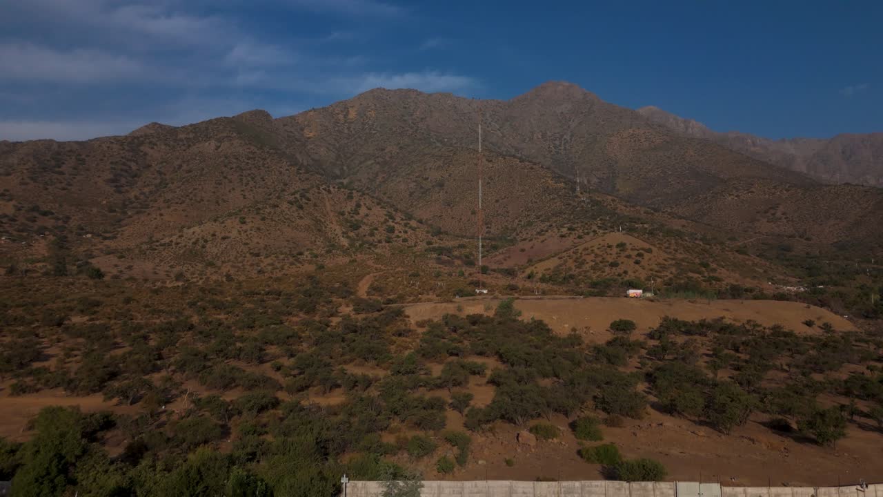 Cordigliera delle Ande Santiago del Cile, tramonto nella foresta del Parco Mahuida