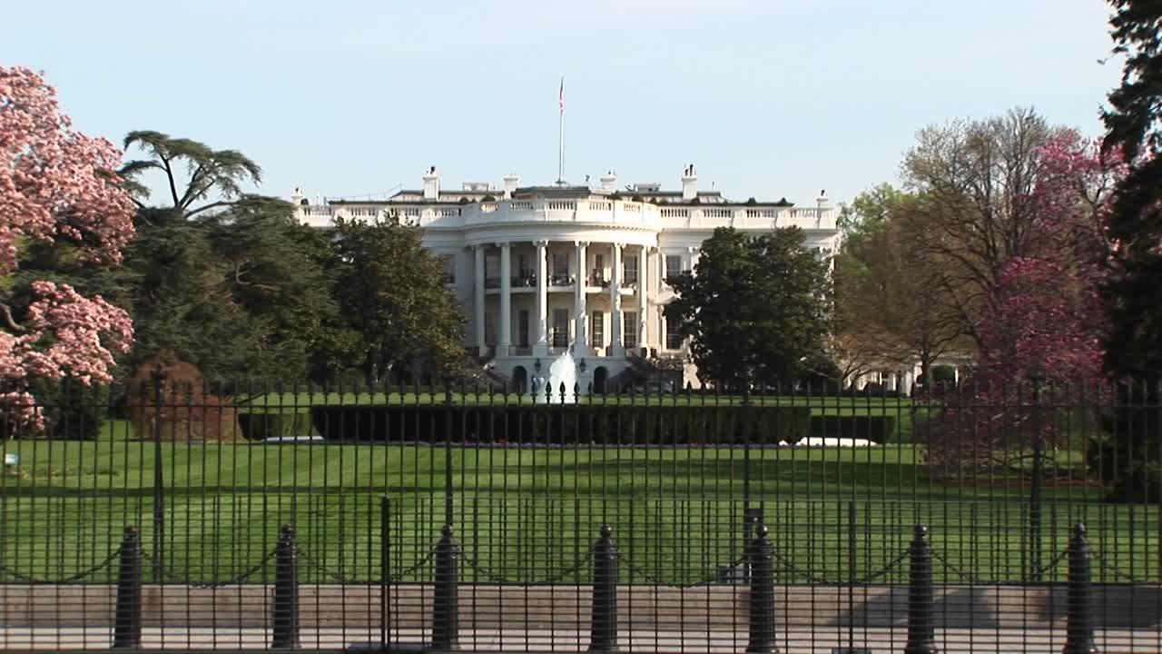 tiro largo de la casa blanca en primavera