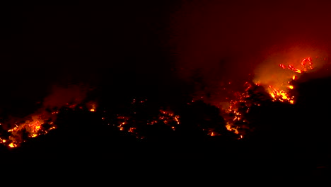 El-Incendio-De-Thomas-Arde-En-Las-Colinas-Sobre-La-Autopista-101-Cerca-De-Ventura-Y-Santa-Bárbara,-California