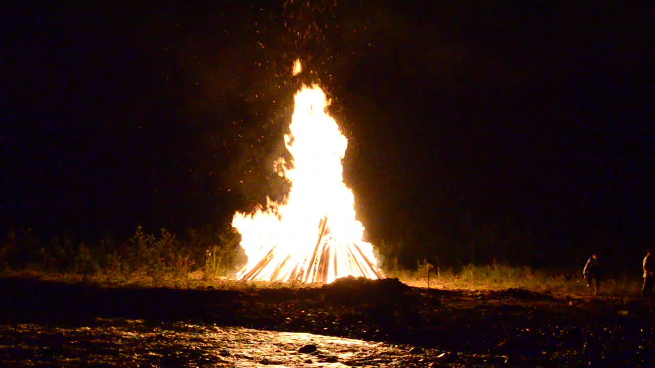 Schönes Feuer. Feuer für das Iwan-Kupala-Fest, Juli, Sommer, Ukraine