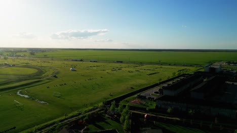 el sol se pone sobre la gente jugando en un parque de campo de fútbol al aire libre en el campo de winnipeg manitoba canadá