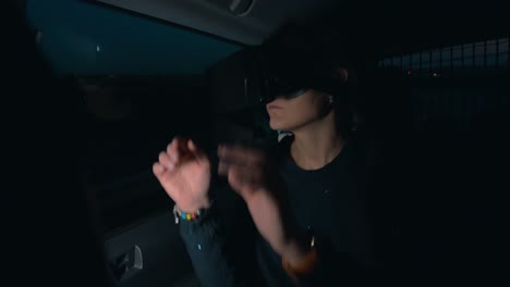 mujer usando auriculares vr en el coche