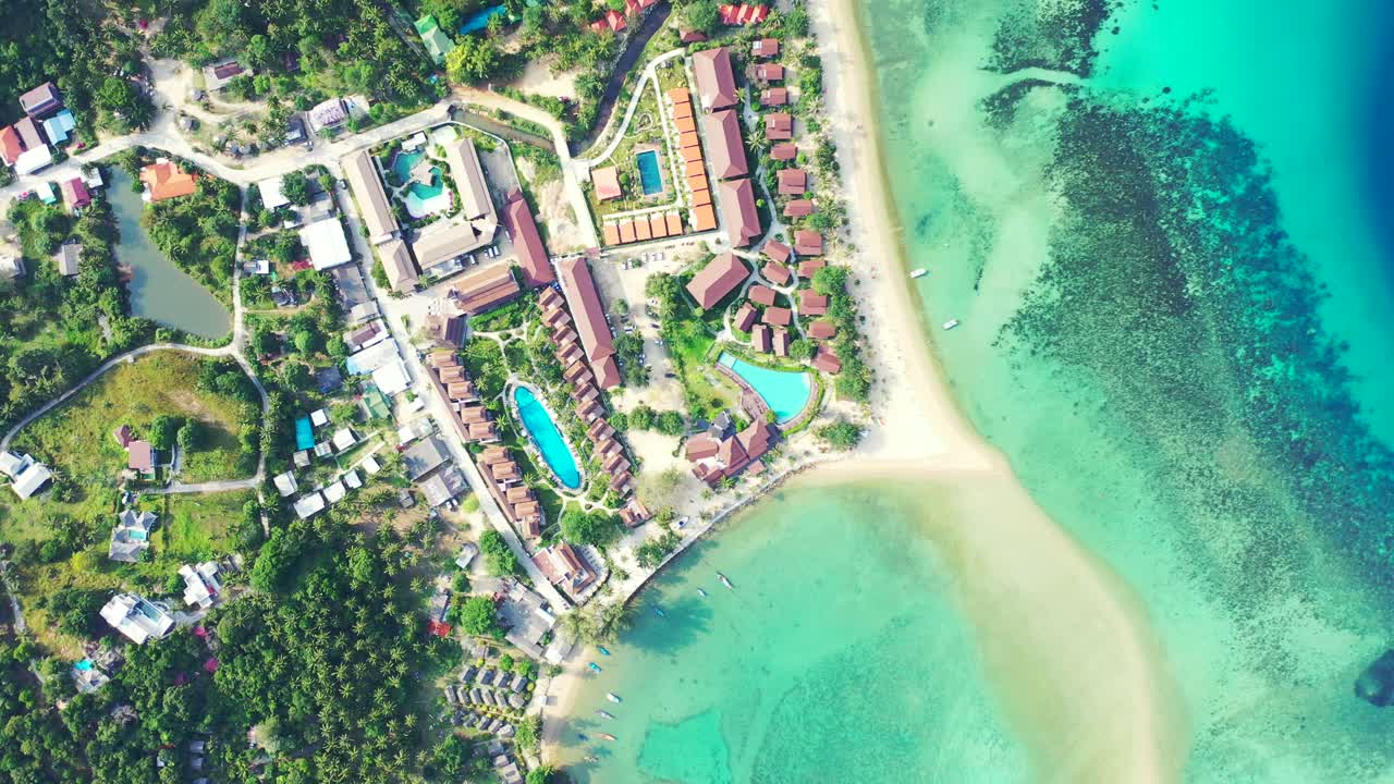 tailandia, antena - hoteles de lujo y piscinas de agua salada en primera línea de playa de la isla tropical