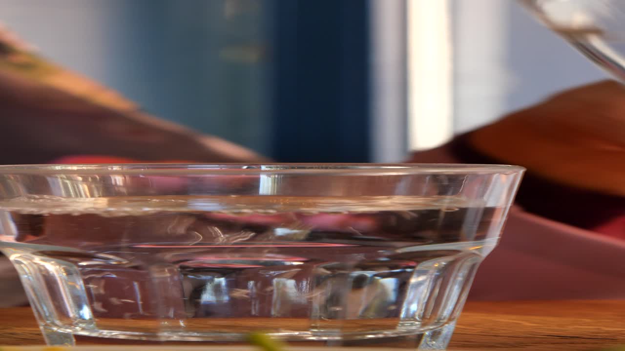 verter agua de la botella en un vaso