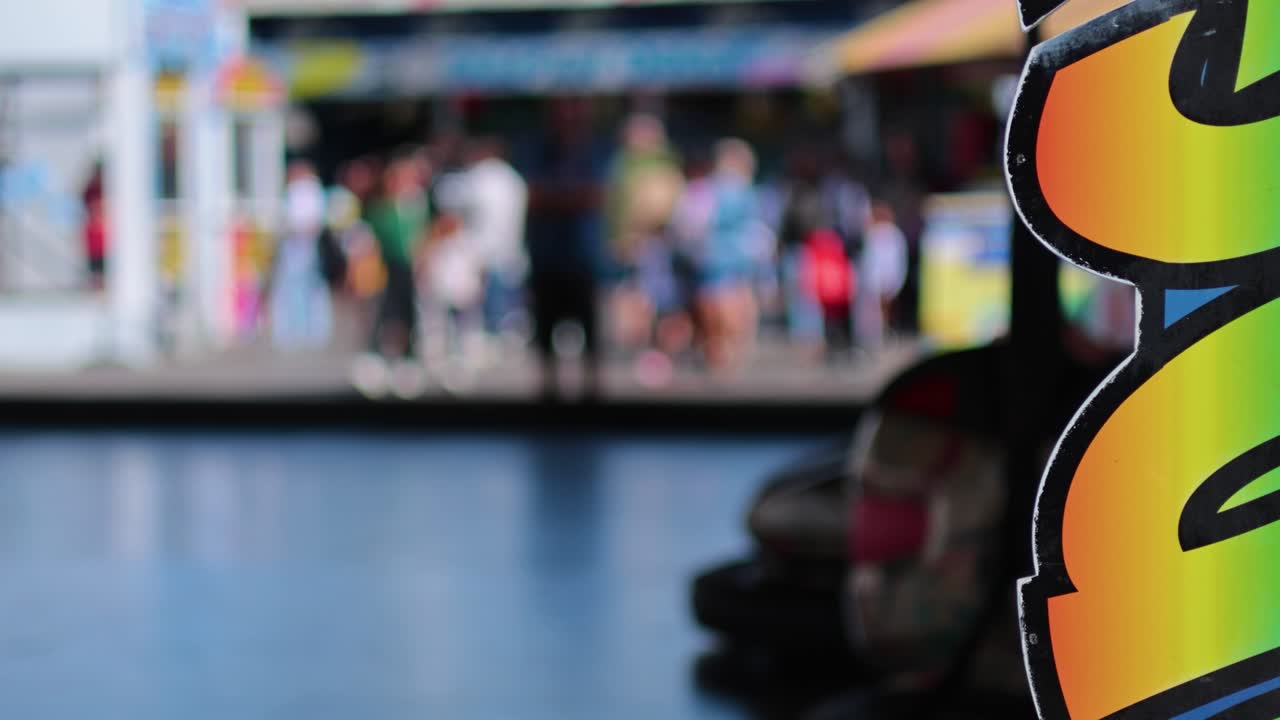 브라이튼 카니발에서 도지 자동차의 행동