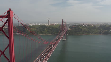 Vista-Aérea-De-Drones-Del-Puente-Largo-25-De-Abril.-Tráfico-Pesado-En-La-Carretera.-Cámara-De-Drones-Volando-Sobre-El-Puente.-Lisboa,-Capital-De-Portugal.