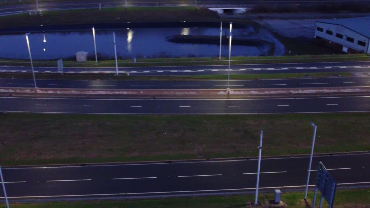 vista aérea moderno iluminado tranquilo autopista carriles carretera intersección tráfico pan izquierda siguiendo van