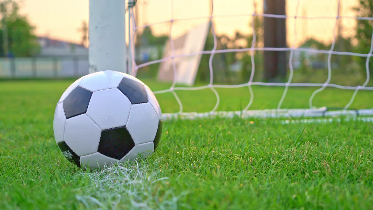 футбольный мяч на фоне футбольного поля