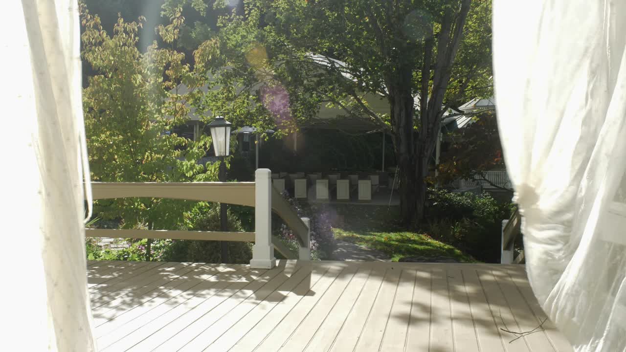 hermosos jardines escénicos con cortinas blancas que soplan en el viento