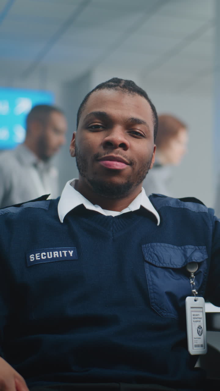retrato del oficial de seguridad del aeropuerto