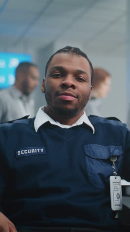 retrato del oficial de seguridad del aeropuerto