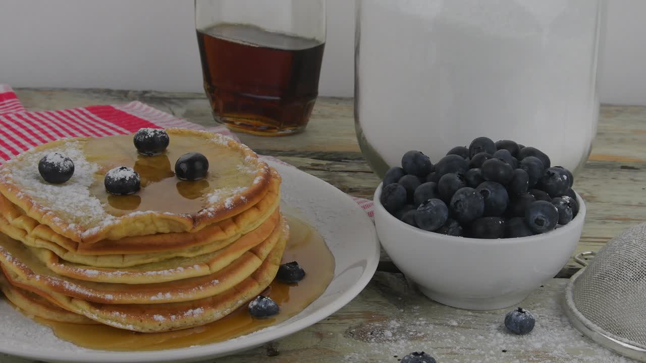 오트밀 팬케이크의 스택에 메이플 시럽 건강한 채식주의자 및 베리 및 메이플 시롭과 함께 팬케이크는 색 농촌 배경에 팬케이크로 맛있는 달한 아침 식사입니다.