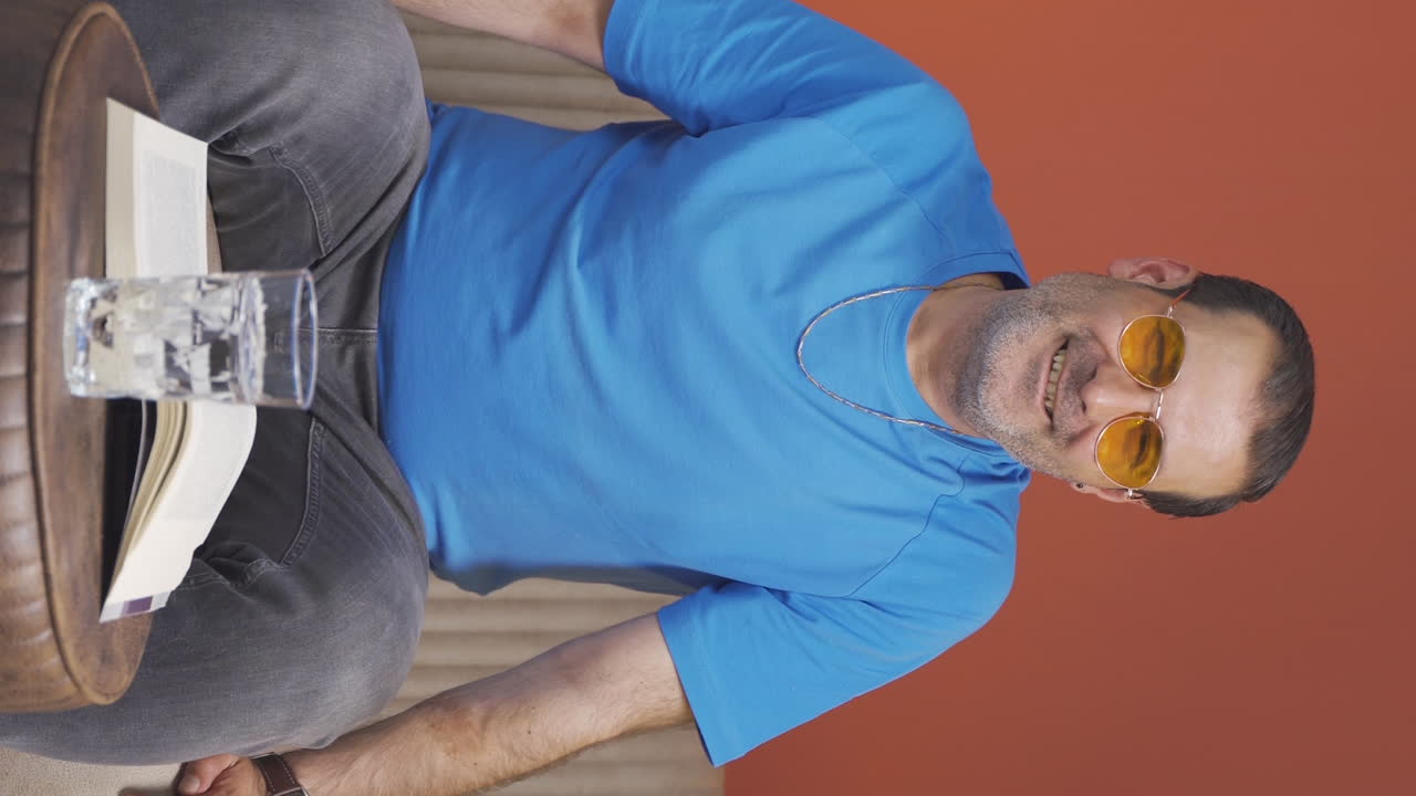 Video verticale di un uomo che sorride alla telecamera.